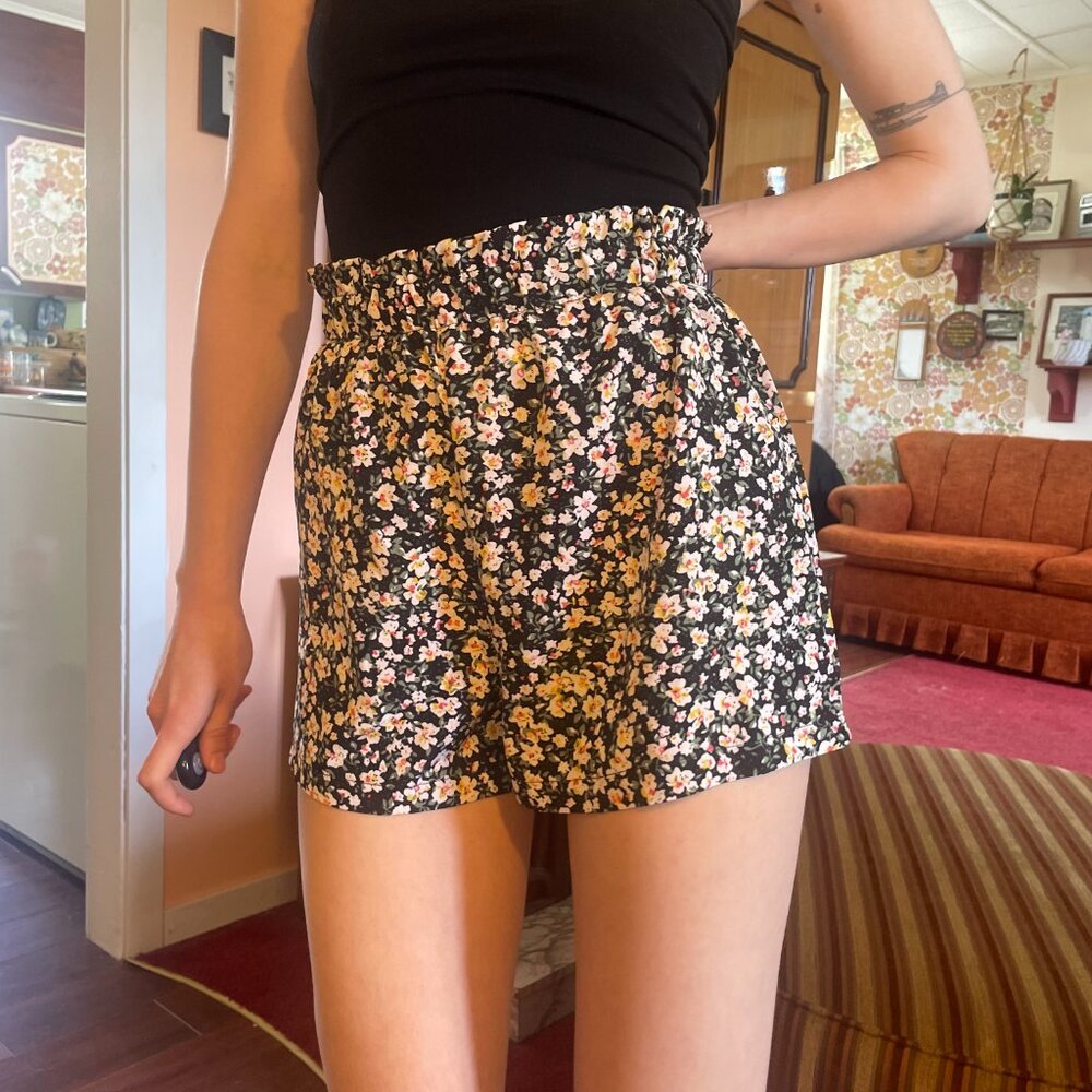 Black high sinched waisted floral print shorts!